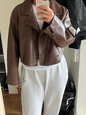 Skinnjacka  - Skinnjacka från Biancas kollektion för Nelly. Storlek M men passar alla storlekar beroende på hur oversize man vill ha den, använd fåtal gånger. (OBS! Spegeln som är smutsig). Bandet runt jackan är ej kvar