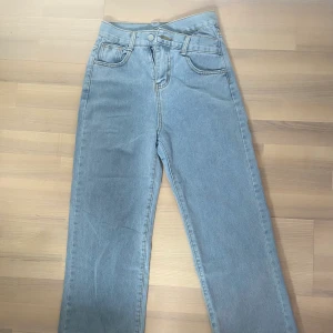 Omlott Jeans - Jeans med omlott design som ger en illusion av en mer hourglass form. Midja: 66cm, Höfter: 93,5, Lår: 54cm, Längd: 97 cm. För fler bilder bara meddela mig! Jag svarar fort🩵