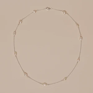 Halsband med sötvattenpärlor 🐚 - Info:  Halsband med sötvattenpärlor i blandade storlekar. Gjort i Sterling silver och guldpläterade. 45 cm, sitter vid halsslutet beroende på storlek på hals.  ✔️Sterling silver  ✔️Nickelfria ✔️ Sötvattenpärlor   Jag designar mina smycken själv