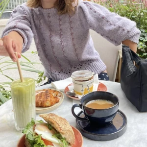 Lila stickad tröja zara - (Första bilden lånad) Säljer denna sjukt fina stickade tröjan från zara då den tyvärr inte kommit till användning. Pris kan diskuteras💜