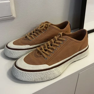 Eytys - Laguna  - Eytys Laguna i en orange brun färg. Säljes då de bara används en gång och är lite försmå :) 