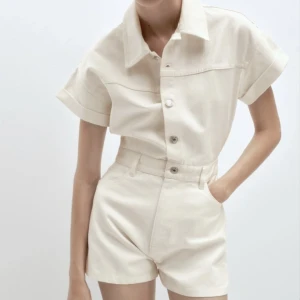 Kort vit byxdress  - Helt oanvänd, köpt i Rhodos men den passade inte så kunde inte lämna tillbaka den i Sverige💗 vitglittrig, köpt för 559kr