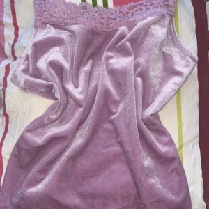 Lila/Rosa linne  - Lila/Rosa linne med fina detaljer.