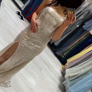 Balklänning, festklänning  - Hör av er vid intresse . Endast använd en gång på ett bröllop. Köptes för 2000kr säljs för 750. Storlek xs . Perfekt för fest. Perfekt för balen 