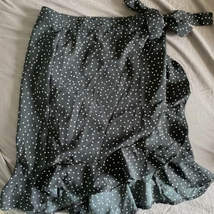 Kjol - Säljer denna omlottkjol från bubbelroom i storlek 38. 