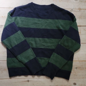 Blå/grön randig tröja - Säljs då den inte är min stil längre. Använd ett fåtal gånger. Står storlek L på lappen men passar mer som en xs/s ❤️ pris kan diskuteras