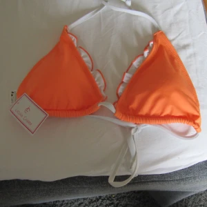 Bikiniöverdel  - Orange bikiniöverdel från Lagua Charm med prislappen kvar, helt oanvänd!🧡 (färgnyansen är mer som på den andra bilden)
