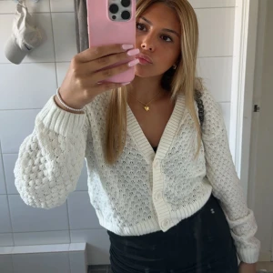 vit kofta  - säljer denna vita kofta från hm, då jag tycker den inte passar mig💕💕