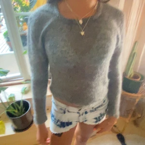 Stickad tröja - Jätte fin stickad tröja som är klippt där nere så den är lite kortare🥰🥰🥰🥰💓💓