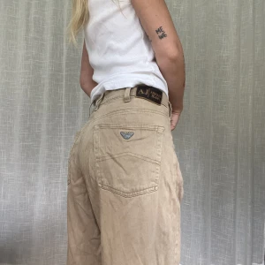 Armani byxor  - Svin snygga byxor vintage från Armani!  Raka lite breda   Innerben 74, midja mätt rakt över 44cm, benöppning 23cm  Jag är vanligtvis S, 164cm lång
