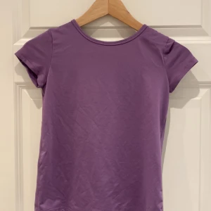 Lila tränings t-shirt - Tränings t-shirt använd ca 3 gånger.