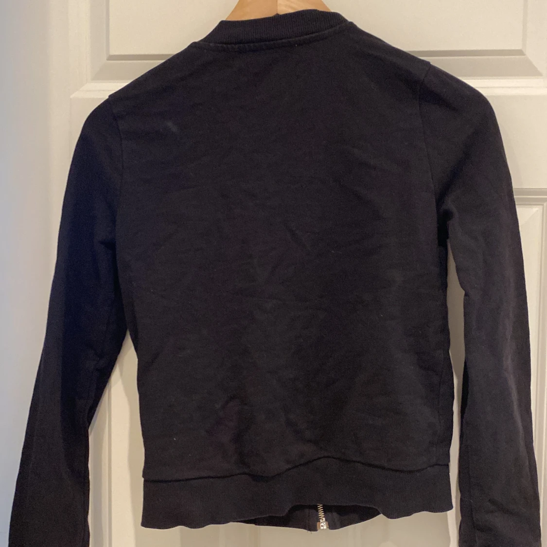 Enkel svart zip up tröja - 90