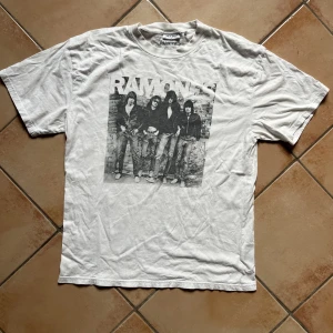 Band tisha - T-shirt från ramones, med bild på ett av deras kändaste album. Bra skick. Storlek S men sitter oversized. 