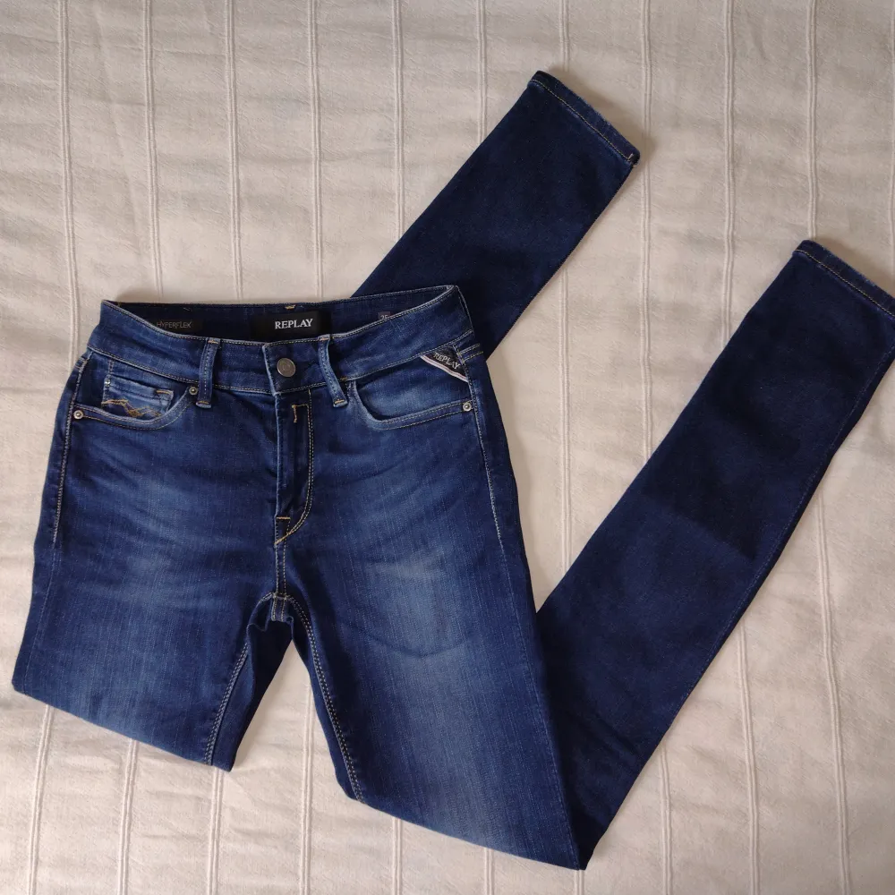Replay New Luz jeans, Hyperflex. W25 L30 men jag skulle säga att de även passar lite större storlekar (w26-27). Bara använda ett par gånger. Skinnyjeans. 85% bomull, 10% polyester och 5% elastan.. Farkut & Housut.