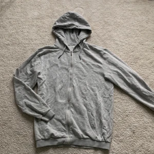 FILA zip up  - FILA zip up hoodie, väldigt bra skick, storlek S-M,  hör av er ifall ni har funderingar 🥰