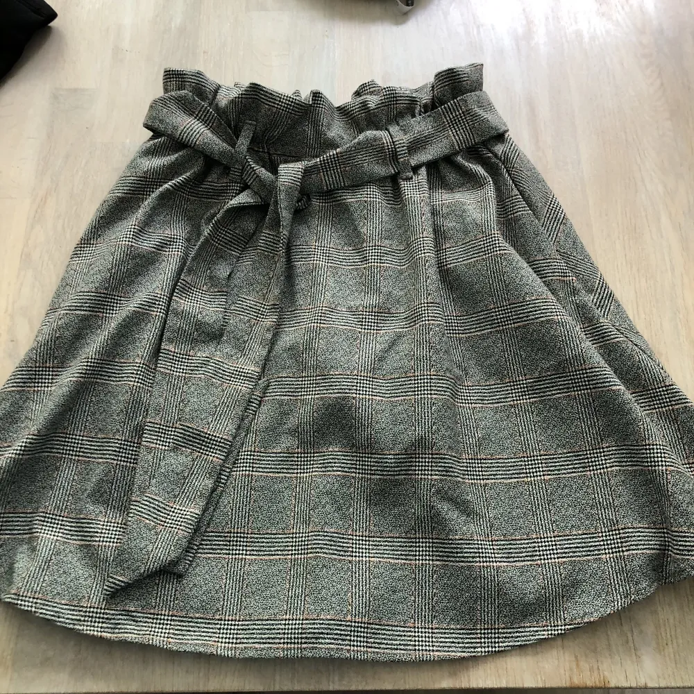 Kort kjol med knytband i midjan. Supersöt och sparsamt använd💕. Kjolar.
