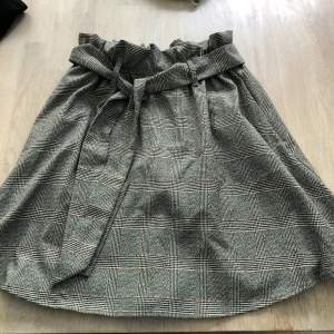 Kort kjol med knytband i midjan. Supersöt och sparsamt använd💕