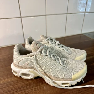 Nike Air Max plus sneakers  - Nike Air Max plus sneakers välanvända men i bra skick. Med rosa detaljer. 