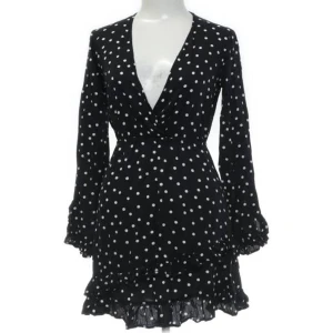 Linn Ahlborg klänning  - Klänning ifrån Linn ahlborgs kollektion med nakd, storlek 36, nästan helt oanvänd 💛💛