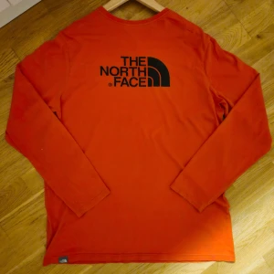 Tröja från the north face i storlek L - Alla annonser som ligger uppe har kläderna används vid 1-2 tillfällen och säljer av, då jag vidare på utlandsjobb. Först till kvarn!