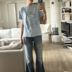 Blå Eytys t-shirt  - Säljer denna balla T-shirt från Eytys. Ordinarie pris 1200kr. Oanvänd och i toppskick. Är i Size XS men är oversized i passformen och funkar på XS-M. Möts upp vid slussen om så önskas! 