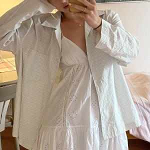 Randig skjorta - Randig skjorta från Åhléns! Frakt tillkommer (säljer även klänningen på bilden från Zara för 349)