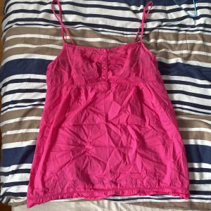 Söt topp - Säljer supersöt rosa linne💗 Köpt second hand. Den är ganska stor, sitter nästan som en tunika på mig som är 168❤️‍🔥