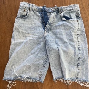 Jeansshorts  - Från Gina tricot, strl 36. 