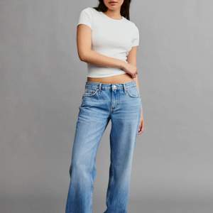 Säljer nu mina lågmidjade jeans från GinaTricot då dem inte kommer till användning längre. Använda 5 gånger och dem har inga defekter.