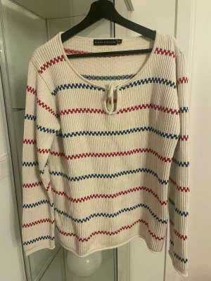 Tröja - Mysig tröja köpt här men ej kommit till användning. Xl men mer som en M-L