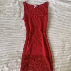 Jätte fint långt linne från Vero Moda! Kan också användas som kort klänning! Jätte bra skick💕