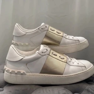 Valentino skor - INTRESSEKOLL!!!  Ett par guldiga valentino skor i storlek 37 (dom är ganska stora i storleken, så skulle mer säga att dom är en 38)💖Jätte fina men är relativt använda! Vet tyvärr inte vart kvittot är men dom är äkta.  Hör av er för mer information/bilder💖