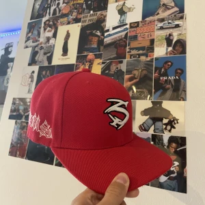 Fitted - Fitted keps från SEAMS. Mycket bra skick, print bak o på sidan.