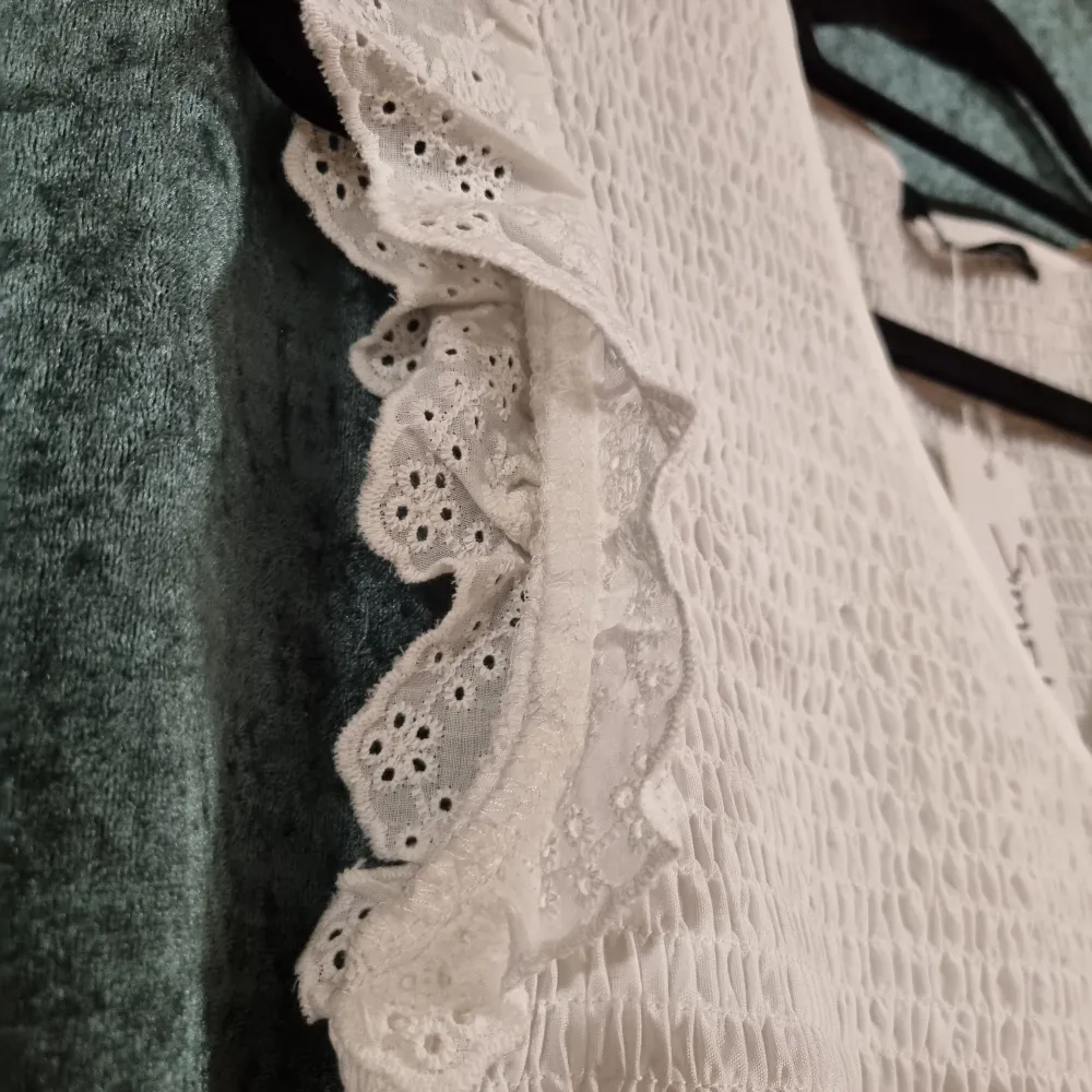 Whitedress in fine linen fabric.  Unused. Klänningar.