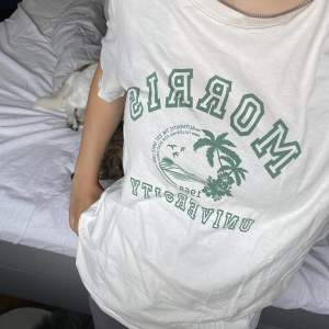 Jag säljer min brors benvit och gröna Morris t-shirt då den tyvärr blivit förliten. Den är i herr storlek men är en unisex tröja, alltså till för både tjejer och killar! Nypris ca 600kr. Pris går att diskuteras! Skriv privat för fler bilder! 😊