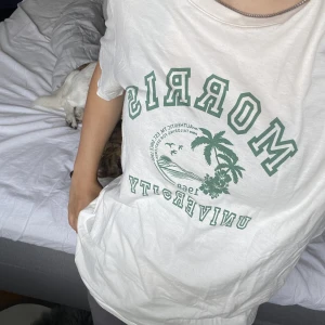 Morris t-shirt - Jag säljer min brors benvit och gröna Morris t-shirt då den tyvärr blivit förliten. Den är i herr storlek men är en unisex tröja, alltså till för både tjejer och killar! Nypris ca 600kr. Pris går att diskuteras! Skriv privat för fler bilder! 😊