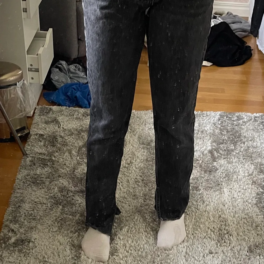 Svarta midwaist jeans med slits från gina perfect jeans. Storleken är 36. 💓. Jeans & Byxor.