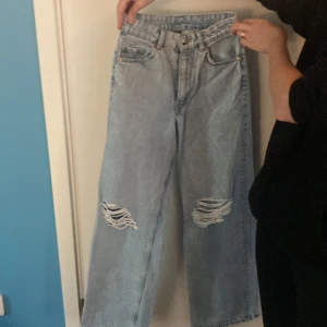 Blåa Jeans - Ljusblå Jeans. Jag har endast använt jeansen 1 gång!✨ Dom är därför i jättebra skick! Nypris var 600 kr. ❣️