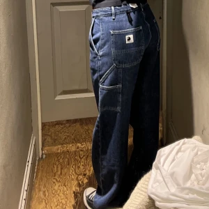 Carhartt jeans - Jättefina carhartt jeans som tyvärr inte kommer till användning!💖Två första bilderna är inte mina!