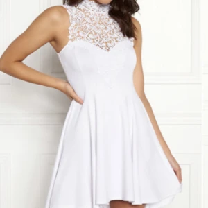 Vit klänning  - Gullig studentklänning med spets