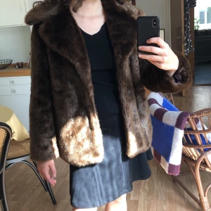 Pälsjacka twist and tango - Skön och mysig jacka från twist and tango! Fejk päls, i nyskick, använd fåtal gånger. Storlek 36, sitter som en 38.