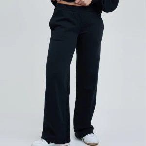 Svarta Low joggers - Säljer mina svarta Low joggers ifrån bikbok då de inte kommer till användning. Nyskick. Svarta i färgen, lågmidjade med snöre i midjan och väldigt långa ben (är 168cm)