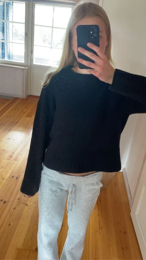 Stickad tröja  - Säljer denna fina stickade tröjan ifrån &other stories, den är i mycket fint skick💗