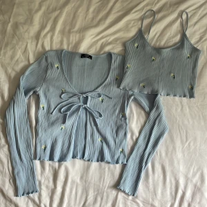 Set med matchande kofta och linne - Ett fint set med matchande kofta och linne i stl L (mer som stl M) från Bershka. 