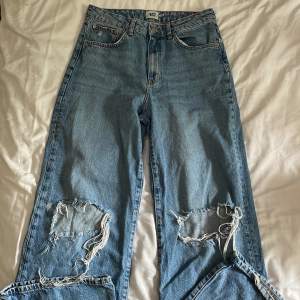 Jeans med slitningar på knäna från Lager 157 i stl L.