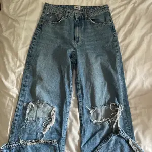 Jeans med slitningar på knäna från Lager 157 i stl L.