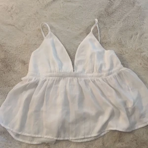 Bikbok topp  - Jättesöt topp från bikbok! Storlek S💕 minns ej när jag köpte den men den är i jättefint skick. 