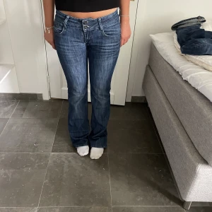 Snygga lågmidjade jeans - Snygga lågmidjade jeans!  Midjemått rakt över:38 Innerbenslängd:79
