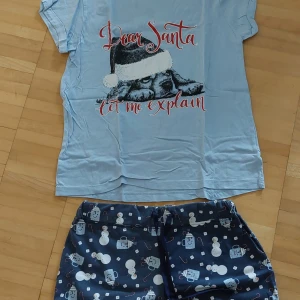 Blå pyjamas set i jultema - Super söt blå pyjamas set i jultema från Cubus. Både överdel och underdel är i storlek XS.