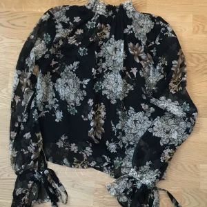 Topp - Topp från Nelly, bra skick. Säljer pga för liten.